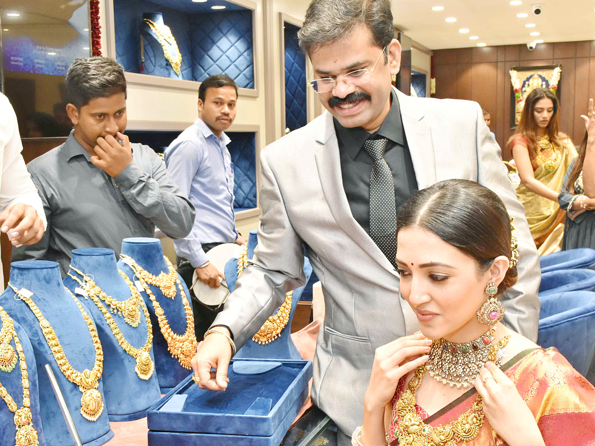 Actress Niharika Konidela And NEHA SHETTY Launch Of Manepally Jewellers At Suchitra Circle Kompally - Sakshi9