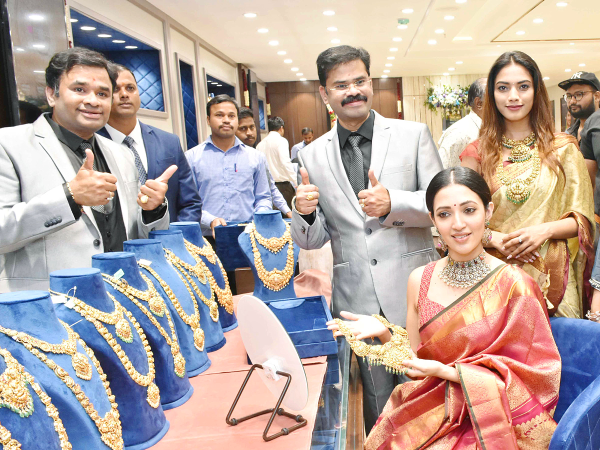 Actress Niharika Konidela And NEHA SHETTY Launch Of Manepally Jewellers At Suchitra Circle Kompally - Sakshi10