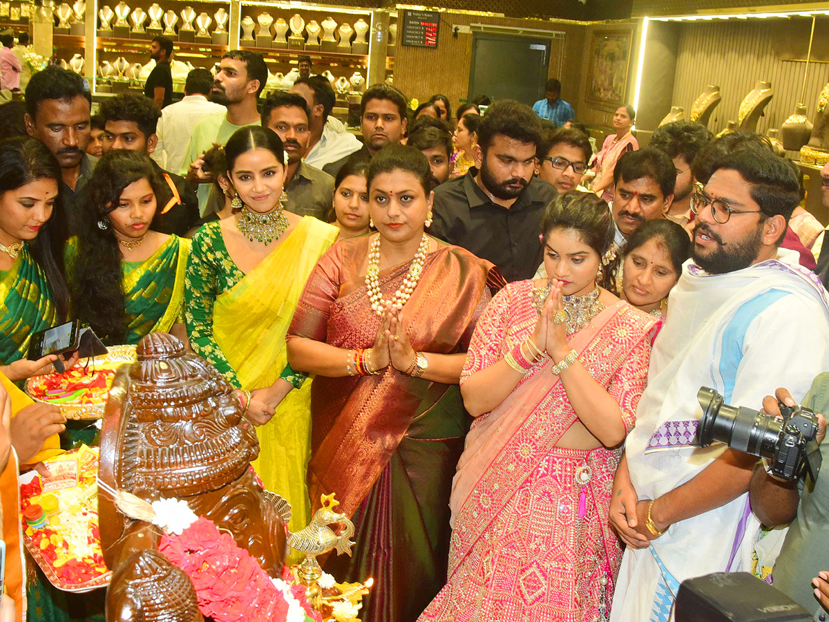 Minister Roja And Anupama Parameswaran Opening A BNR Gold & Diamonds Showroom At Vijayawada Photos - Sakshi2