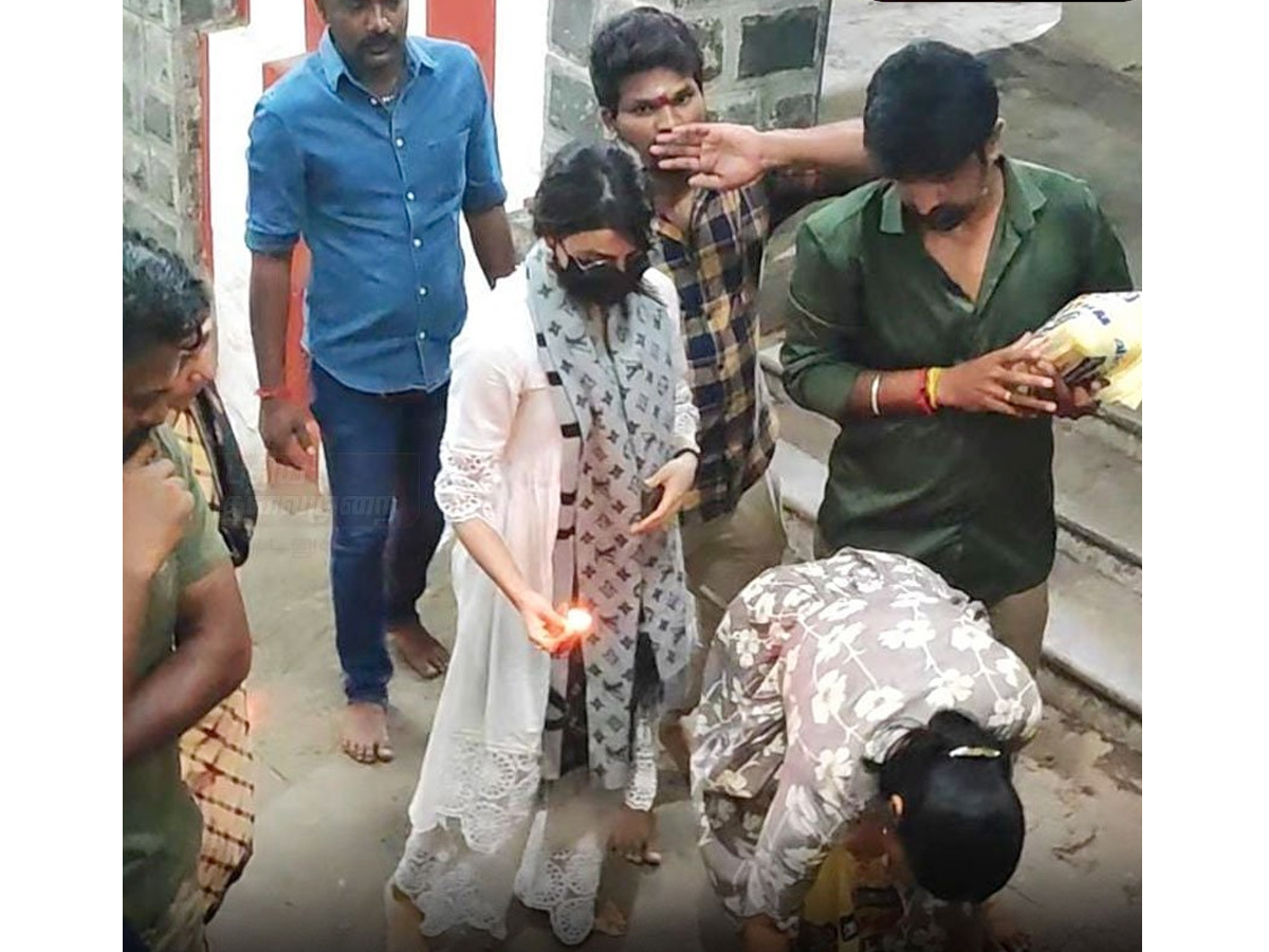 Samantha Visits Palani Subramanya Swamy Temple in Tamil Nadu Photos - Sakshi7