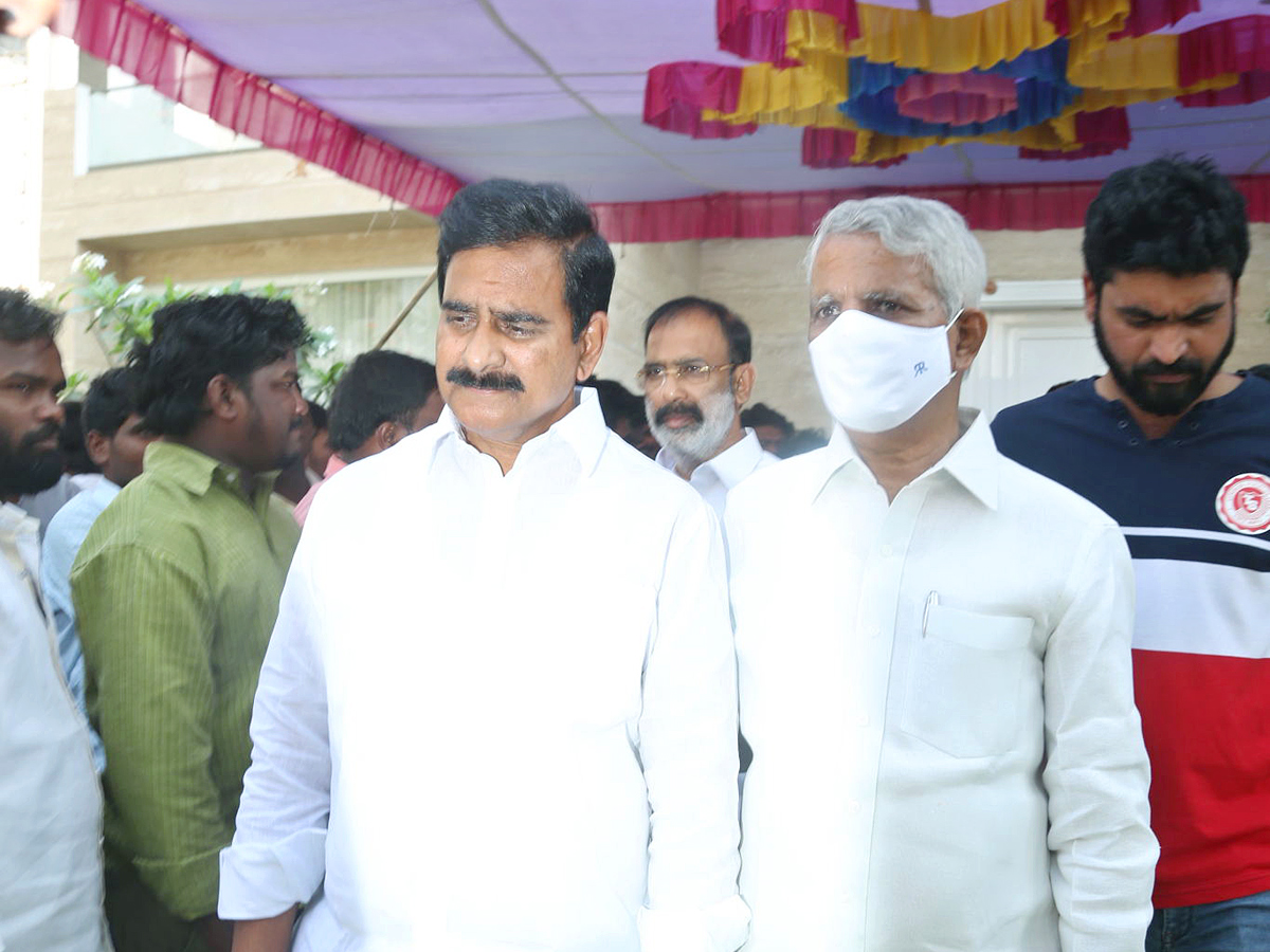 Stars politicians pay last respects to Taraka Ratna Photos - Sakshi21