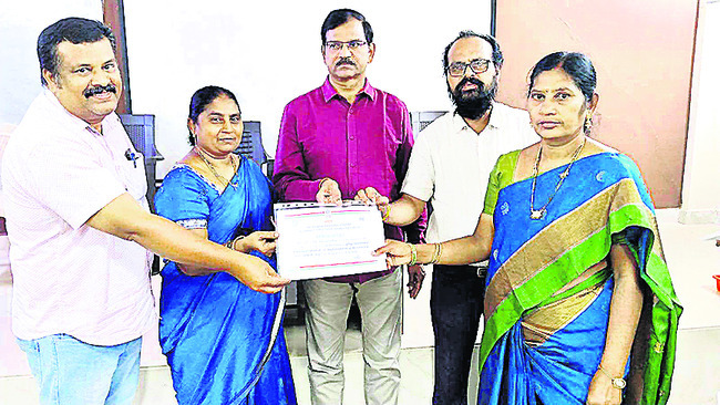 శిక్షణ పొందిన అధికారులకు సర్టిఫికెట్లు అందజేస్తున్న కృష్ణమోహన్ తదితరులు2