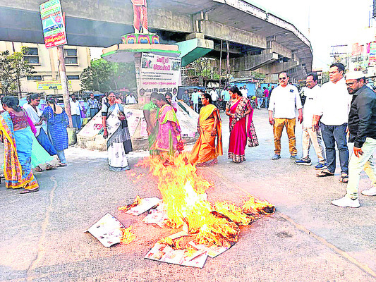 తుని గొల్ల అప్పారావు సెంటర్లో.. 1