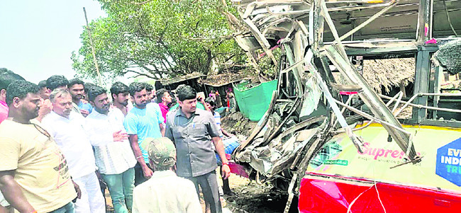 ధ్వంసమైన బస్సును పరిశీలిస్తున్న ఎమ్మెల్యే గొల్ల బాబూరావు1