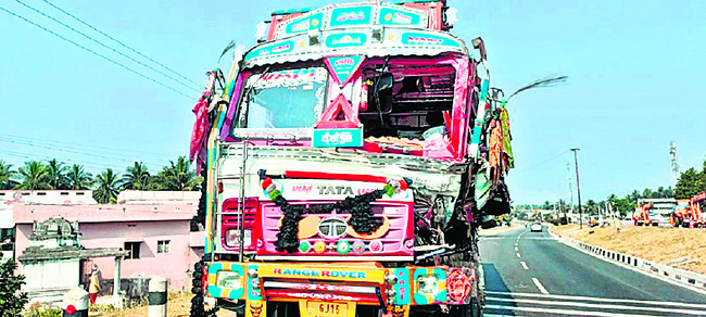 ప్రమాదానికి కారణమయిన లారీ3