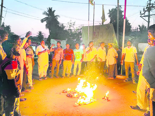 భీమడోలు గాంధీబొమ్మ సెంటర్‌లో నిరసన3