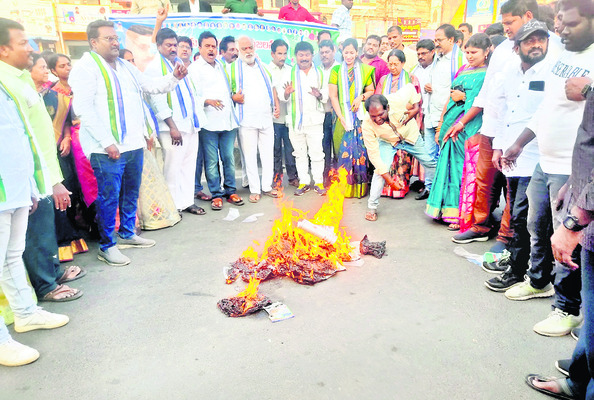 ఏలూరు ఫైర్‌ స్టేషన్‌ సెంటర్‌లో ఈనాడు ప్రతులను దహనం చేస్తున్న దృశ్యం2