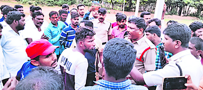 చిన్నశంకరంపేటలో సాయిరాంను అదుపులోకి తీసుకుంటున్న పోలీసులు (ఫైల్)1