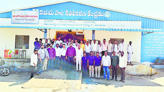 అవగాహన సదస్సుకు హాజరైనఅధికారులు, పశుపోషకులు1