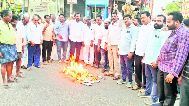 నూజివీడు చిన్న గాంధీబొమ్మ సెంటర్‌లో.. 1