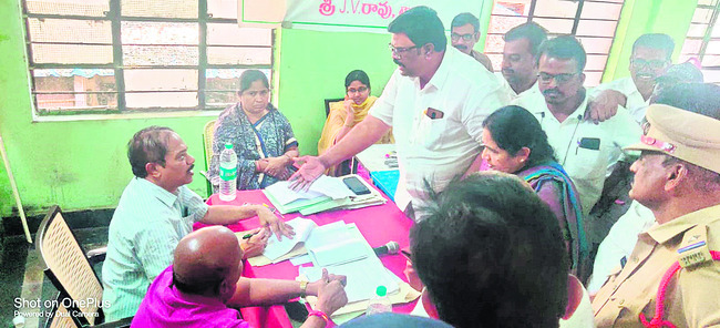 అధికారులతో వాగ్వాదానికి దిగిన టెండర్దారులు 2