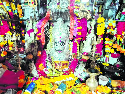 ప్రత్యేక అలంకరణలో పోతలయ్యస్వామి మూలవిరాట్, ఆలయం వద్ద భక్తుల సందడి 1