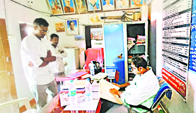 రికార్డులను పరిశీలిస్తున్న డీఎల్పీఓ  1