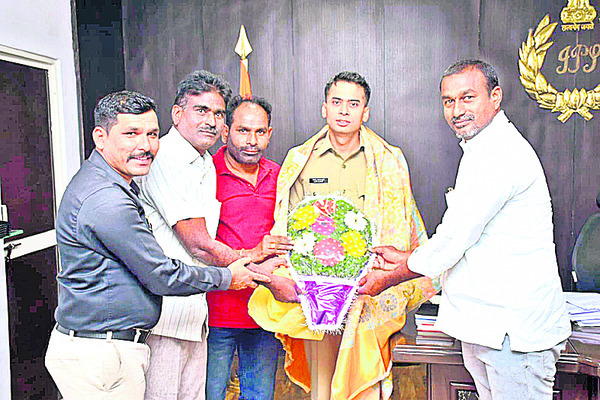 ఎస్పీని సన్మానిస్తున్న అసోసియేషన్ ప్రతినిధులు1