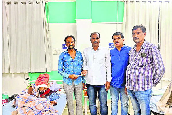 ఆర్థిక సహాయాన్ని అందజేస్తున్న పదోతరగతి మిత్రులు1