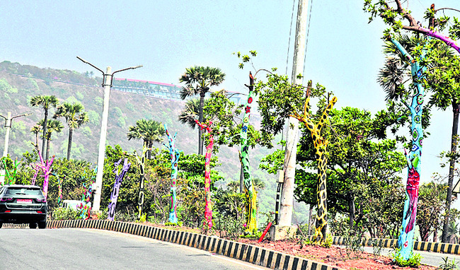 ఐటీ సెజ్ రోడ్డులో వివిధ ఆకృతుల్లో చెట్లు2