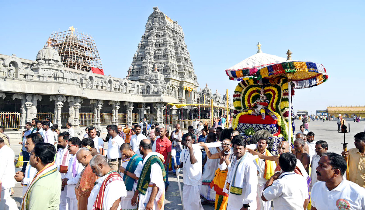 Huge Devotees Rush at Yadadri Sri Lakshmi Narasimha Swamy Temple  - Sakshi20