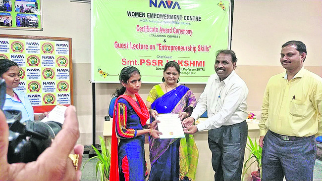 సర్టిఫికెట్లు అందిస్తున్న డైరెక్టర్ లక్ష్మి1