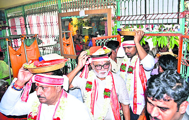 స్వామివారికి పట్టువస్త్రాలు తీసుకువస్తున్న
మంత్రులు కొట్టు, అంబటి, ఎంపీ లావు1