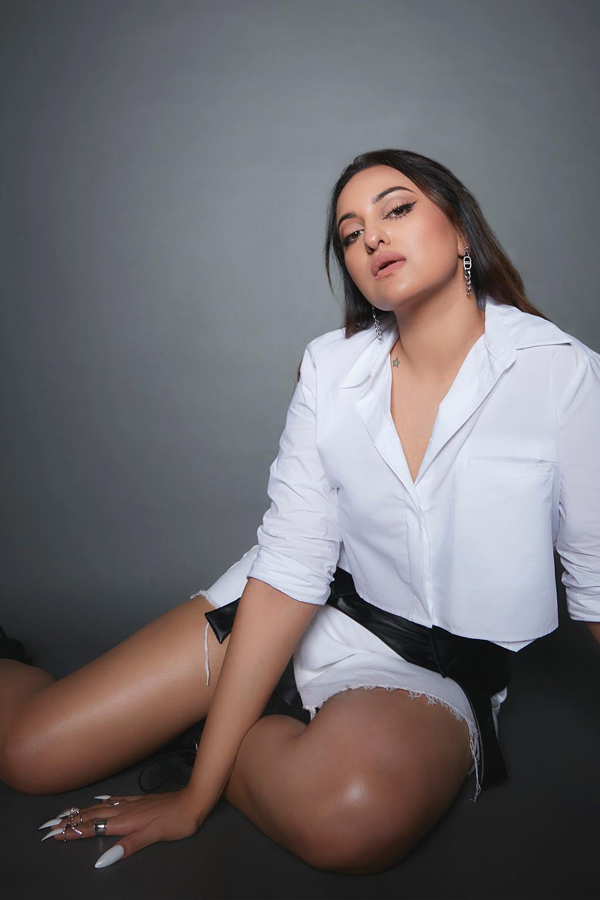 Bollywood Beauty Sonakshi Sinha Photos - Sakshi3
