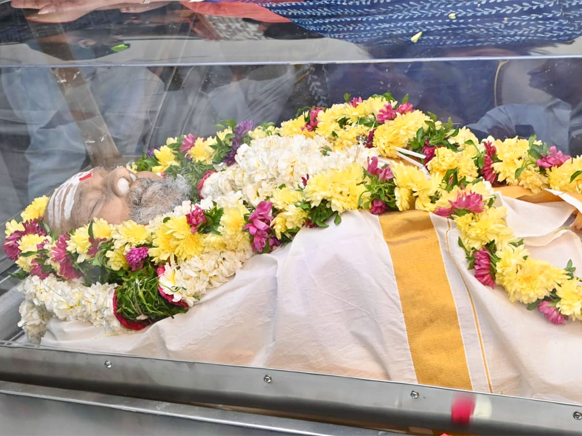 Stars politicians pay last respects to kalatapasvi k viswanath Photos - Sakshi16