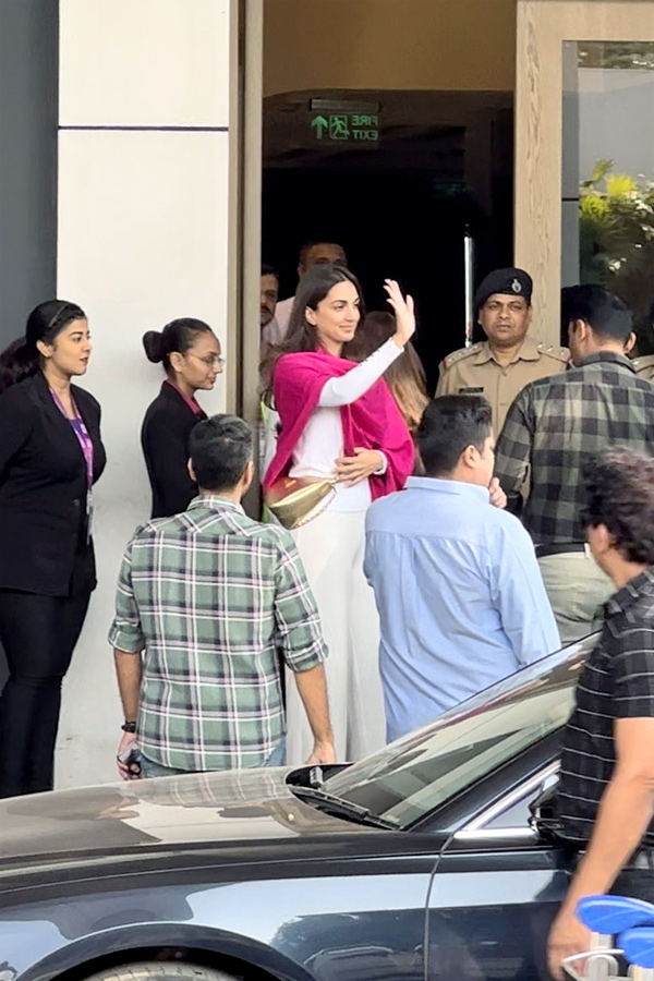 Kiara Advani spotted at airport as she leaves for wedding with Sidharth Malhotra PHotos - Sakshi2