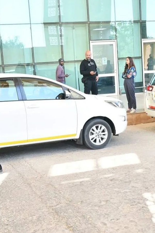 Kiara Advani spotted at airport as she leaves for wedding with Sidharth Malhotra PHotos - Sakshi8