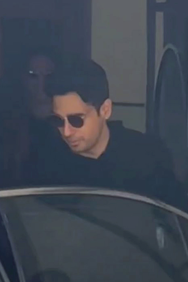 Kiara Advani spotted at airport as she leaves for wedding with Sidharth Malhotra PHotos - Sakshi12