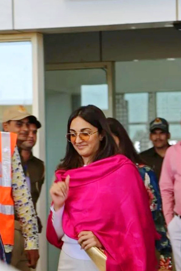 Kiara Advani spotted at airport as she leaves for wedding with Sidharth Malhotra PHotos - Sakshi5
