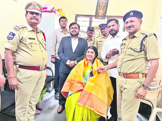 మహిళా సిబ్బందిని సన్మానిస్తున్న దృశ్యం1