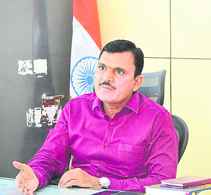 కలెక్టర్‌ శరత్‌
2