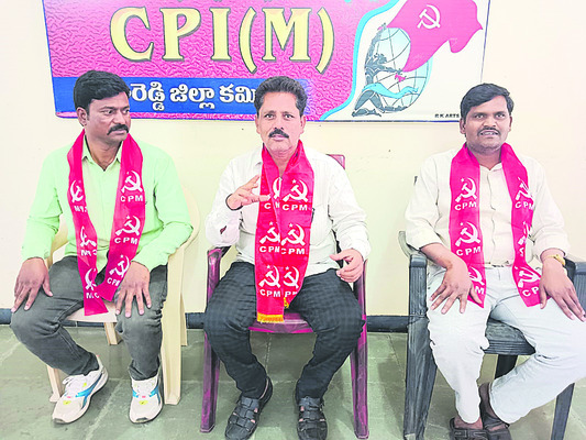 మాట్లాడుతున్న జయరాజు 
1