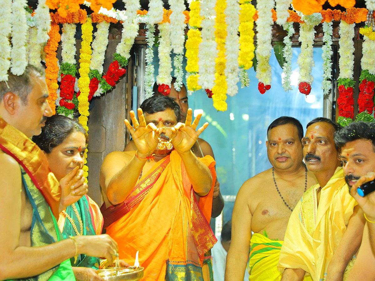 Shiva Kalyanam Mahotsav Celebrations in Raja Rajeshwara Temple - Sakshi2