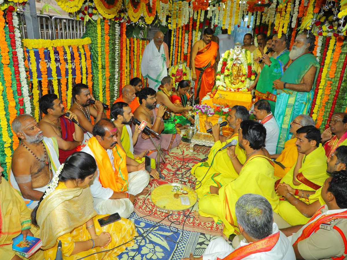 Shiva Kalyanam Mahotsav Celebrations in Raja Rajeshwara Temple - Sakshi6