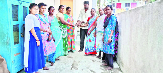 అలంపురంలోని శ్యామల డ్వాక్రా గ్రూపు మహిళలకు రుణం అందిస్తున్న అధికారులు (ఫైల్) 2