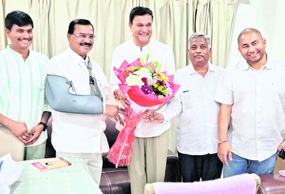 మంత్రి నిరంజన్రెడ్డికి పుష్పగుచ్ఛం అందజేస్తున్న చల్లా వెంకట్రామిరెడ్డి1