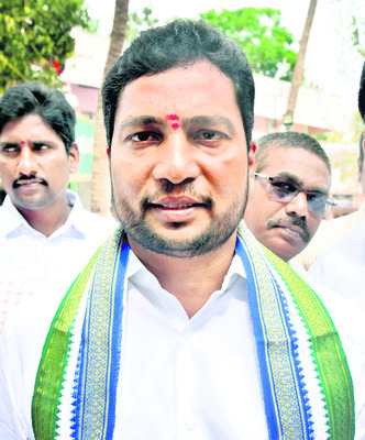  ఎమ్మెల్సీలుగా గెలుపొందిన 
కవురు శ్రీనివాస్‌, వంకా రవీంద్రనాధ్‌  2