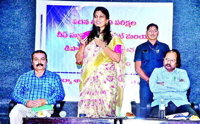 భీమవరం బీవీరాజు కళాశాలలో 
మాట్లాడుతున్న కలెక్టర్‌ ప్రశాంతి 1