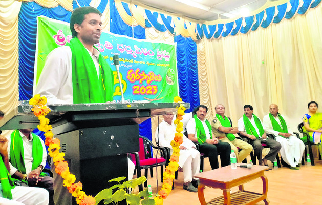 మాట్లాడుతున్న పుల్లెల గోపీచంద్ 1