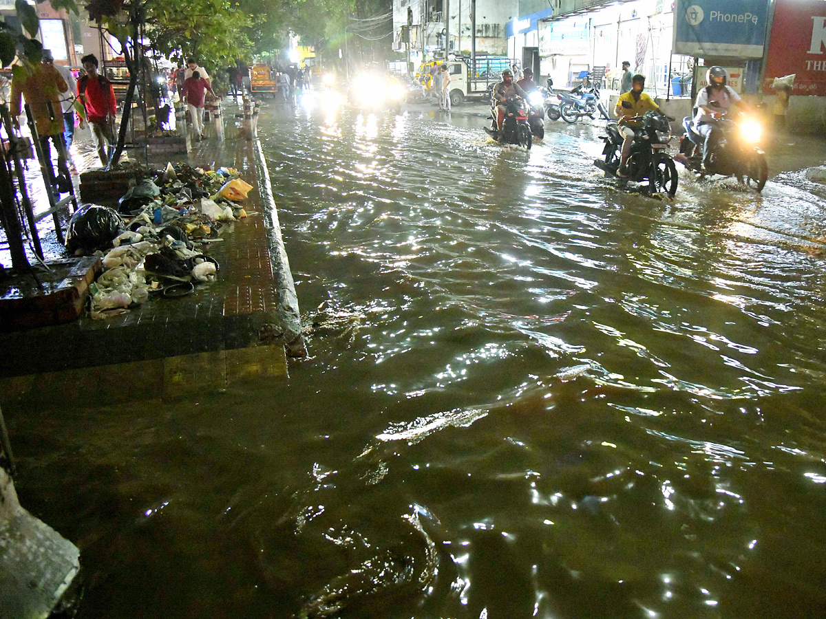 Heavy rainfall lashes Hyderabad Photos - Sakshi6