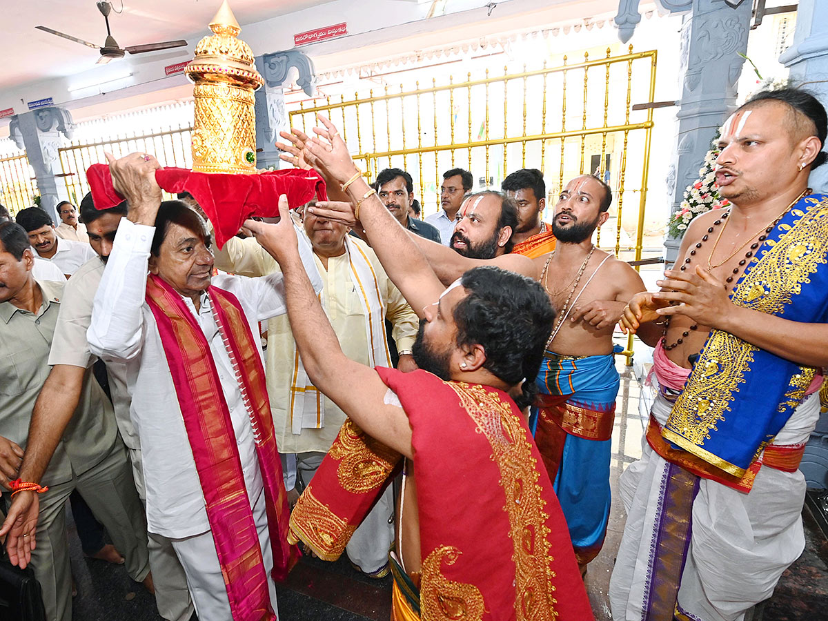KCR Visits Venkateshwara Swamy Temple in Kamareddy - Sakshi2