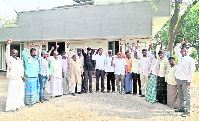 శాంతినగర్‌ పోలీస్‌స్టేషన్‌ ఎదుట 
నినాదాలు చేస్తున్న అఖిలపక్ష నాయకులు   
3