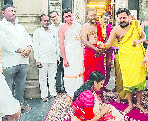 మంత్రి ఉషాశ్రీ చరణ్‌కు ఆశీర్వచనం అందజేస్తున్న అర్చకులు 1