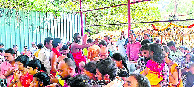 తలుపులమ్మ తల్లిని దర్శించుకుంటున్న భక్తులు1