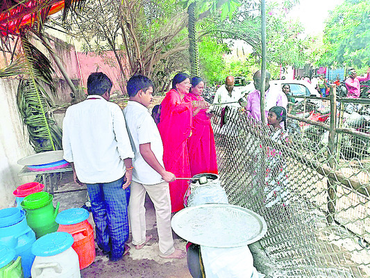 పశ్చిమ రాజగోపురం వద్ద భక్తులకు మజ్జిగ పంపిణీ4