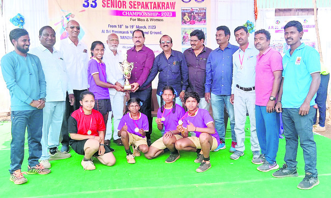 విజేత ట్రోఫీని అందుకుంటున్న
అనంతపురం బాలికల జట్టు
2