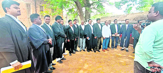 కోర్టు ఆవరణలో న్యాయవాదులు
1