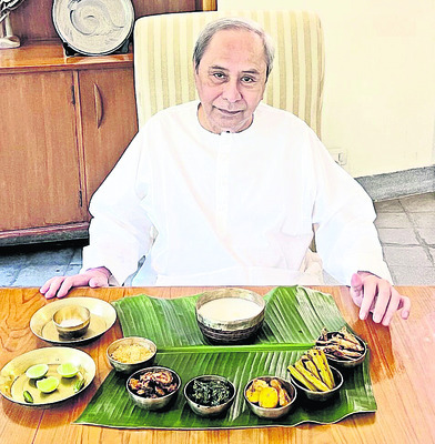పొఖాలో ఆరగిస్తున్న సీఎం నవీన్ పట్నాయక్
(ఫైల్) 1