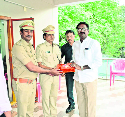మంత్రి పువ్వాడతో ఆర్టీఓ కిషన్రావు, ఏఎంవీఐ వరస్రాద్1