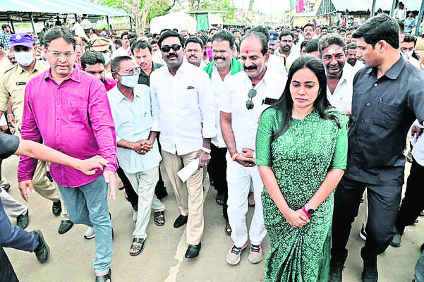 మార్కెట్లో కొనుగోళ్లను పరిశీలిస్తున్న
మంత్రి పువ్వాడ అజయ్, చైర్పర్సన్ శ్వేత1